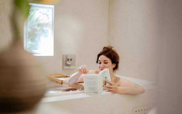 Zimmer teilweise mit Badewanne ausgestattt