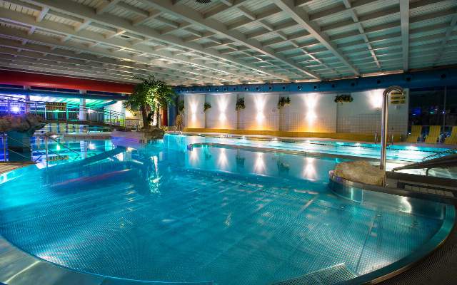 Das Sporthotel ist mit dem oeffentlichen Schwimmbad verbunden