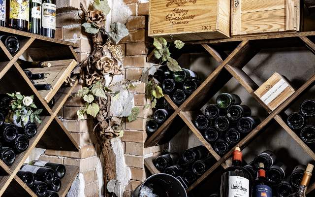 Große Auswahl an erlesenen Weinen aus nationalen und internationalen Weinanbaugebieten.