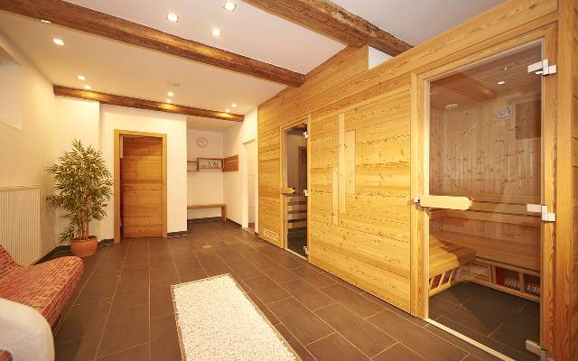 Kleiner Wellnessbereich mit Sauna im Aparthotel Stadler