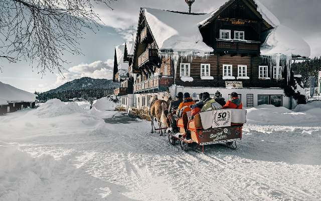 The Hotel Stockerwirt is located directly on the cross-country ski trail and the toboggan run