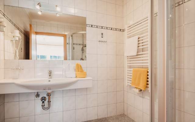 2 geräumige Badezimmer mit Dusche/WC
