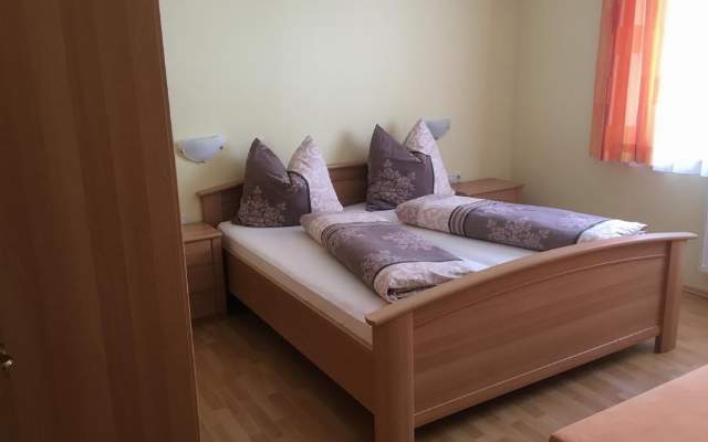 Gemütliche Schlafzimmer mit Doppelbett