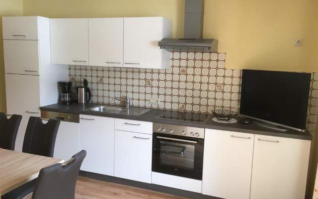 Voll ausgestattete Küche mit Essecke