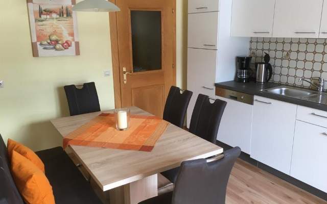 Voll ausgestattete Küche mit Essecke