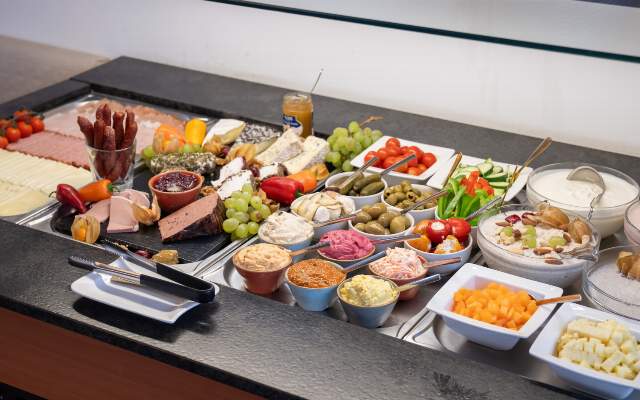 Großes Frühstücksbuffet mit zahlreichen regionalen Produkten für Ihren idealen Start in den Tag