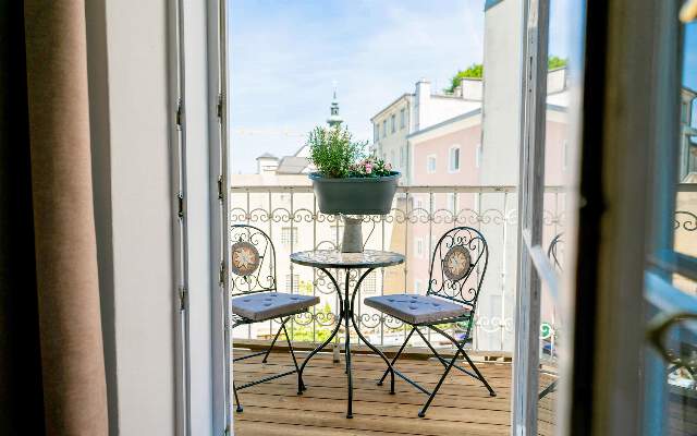 Zimmer teilweise mit Balkon und Aussicht auf die historische Altstadt von Salzburg