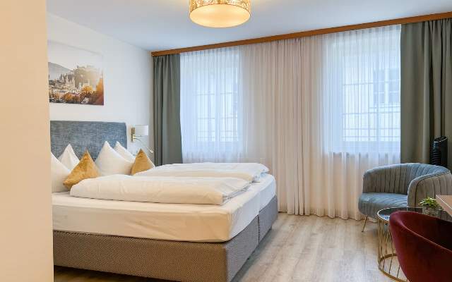 Doppel-, Dreibett- und Familienzimmer mit Frühstücksbuffet in Salzburg