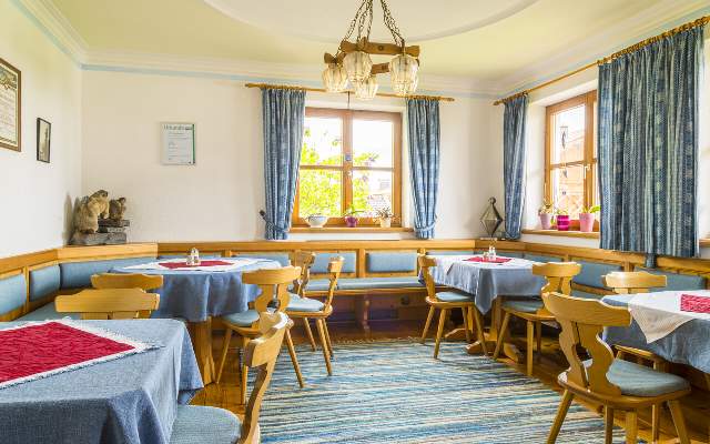 Holzelemente dominieren die Einrichtung