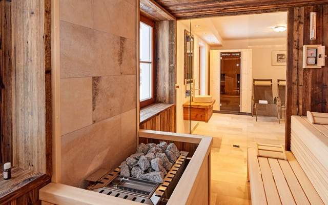 Wellnessbereich mit Panoramasauna, Infrarotkabine, Regendusche und Ruheraum,