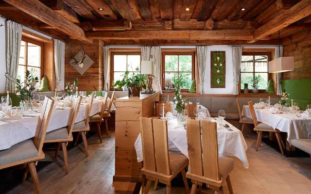 Das wunderschoene Restaurant im Waldgasthof