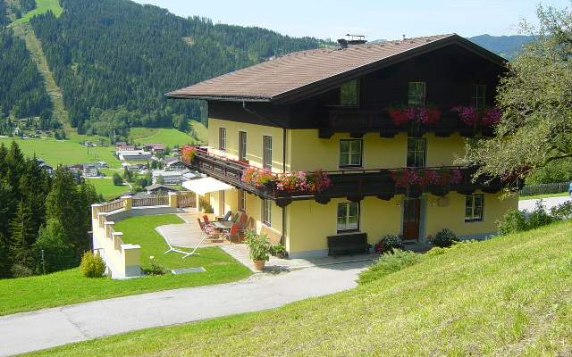 Im Sommer kann man das wunderschoene Panorama auf der Sonnenterrasse geniessen