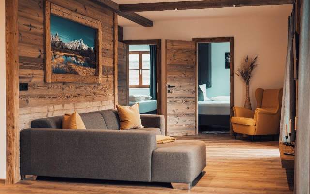 Geräumiges Wohnzimmer im alpinen Stil mit herrlicher Aussicht